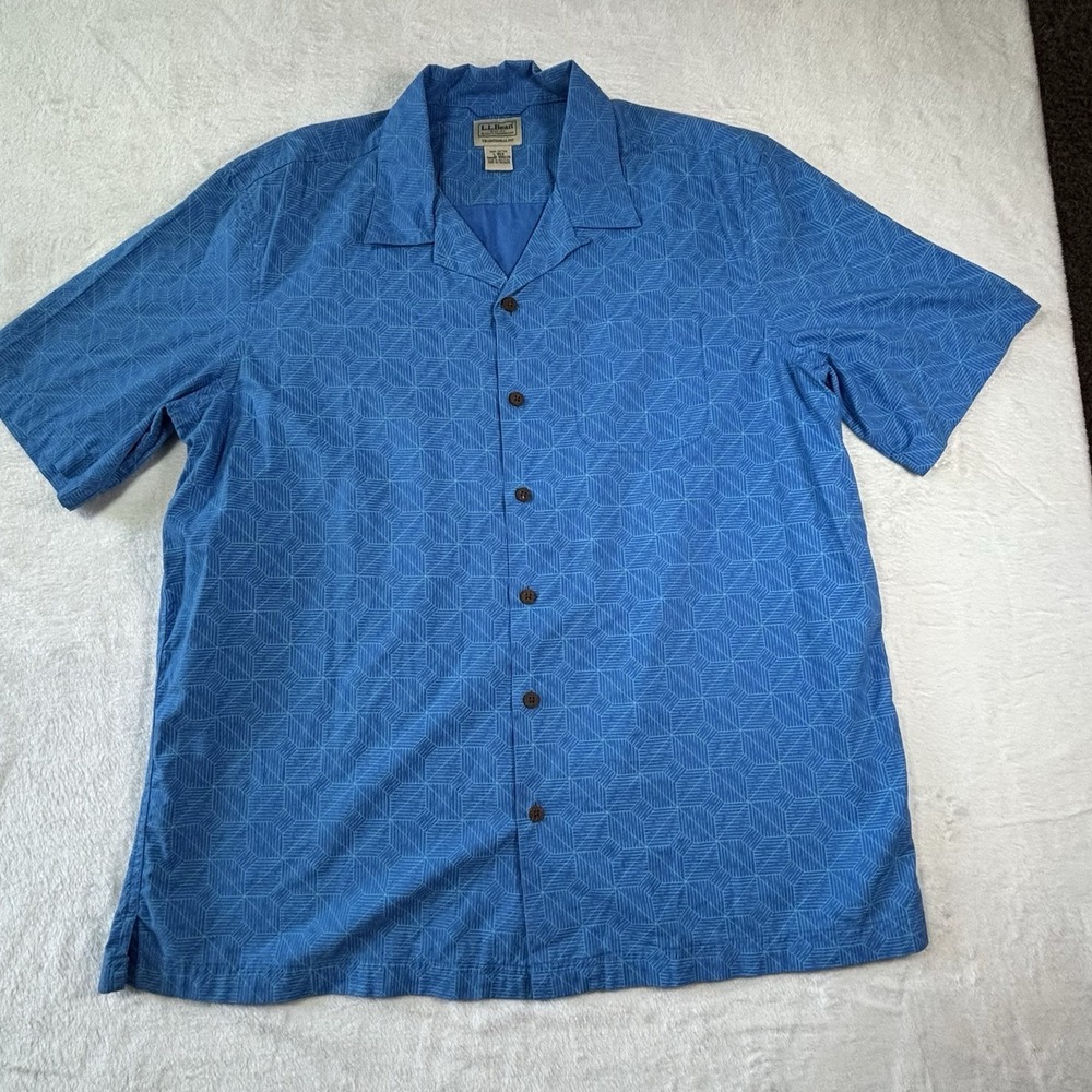 L.L Bean MensTradicional Fit Size L Geometric Print Blue Short Sleeve Camp Shirt